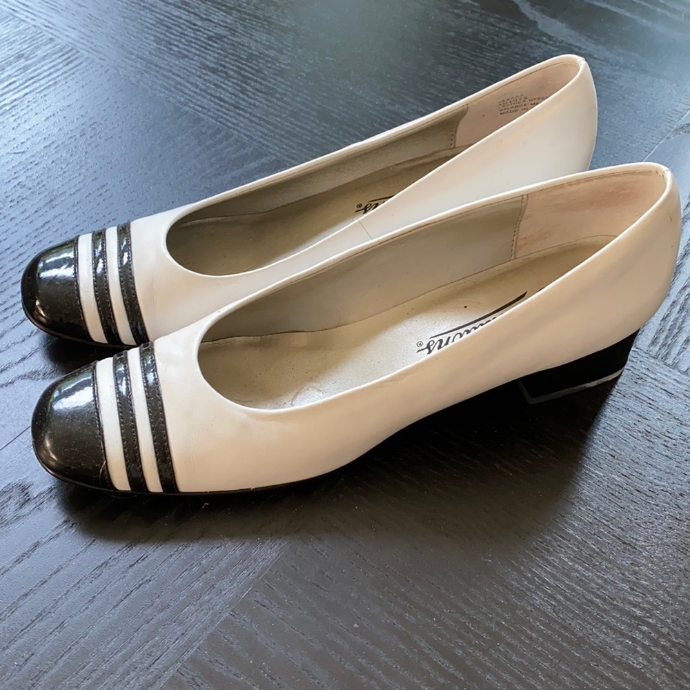 🥾2 for $20 🥾Auditions Black and white pumps